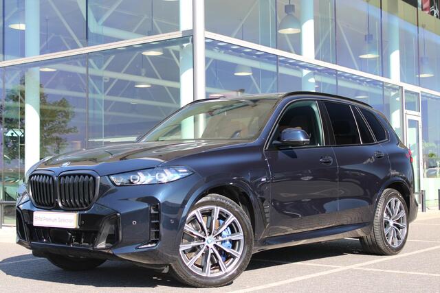 BMW X5 xDrive50e M Sport Automaat / Panoramadak / Trekhaak / Comfortstoelen / Soft-Close / Parking Assistant Professional / Adaptieve LED / Comfort Access