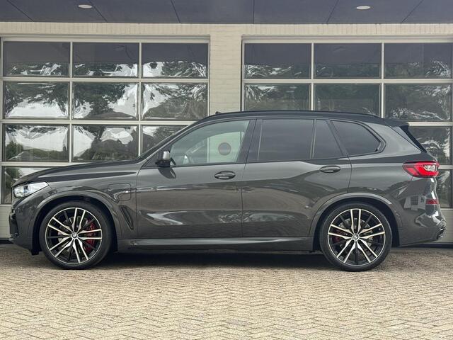 BMW X5 xDrive45e M SPORT | PANORAMA SKYLOUNGE | BOWERS & WILKENS | TREKHAAK | ALCANTARA HEMEL | M SPORTSTOELEN | STOELVENTILATIE | DRIVING ASS PROFF. | 360 CAMERA | HEAD UP |