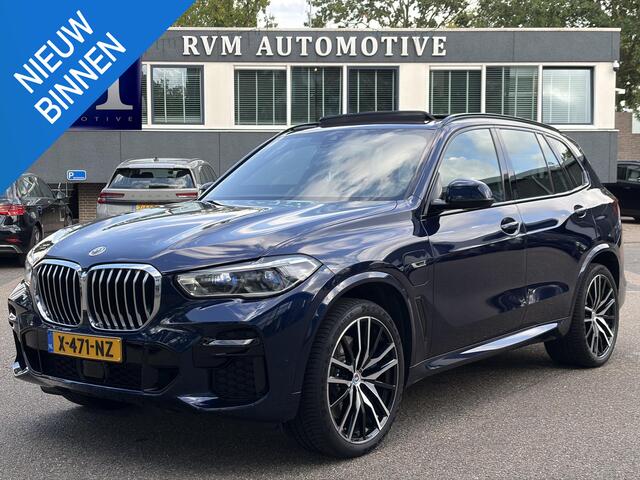 BMW X5 xDrive45e High Executive BOMVOL! | PANO | HARMAN KARDON | LASER LED | ELEK. ACHTER KLEP | ELEK. TREKHAAK | STOELVERWARMING | ELEK. MEM. SEAT | ACHTERUITRIJCAMERA | 22'' VELGEN | RIJKLAAR PRIJS + 12 MND BOVAG GARANTIE |