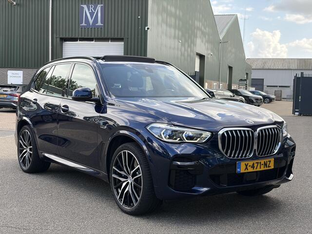 BMW X5 xDrive45e High Executive BOMVOL! | PANO | HARMAN KARDON | LASER LED | ELEK. ACHTER KLEP | ELEK. TREKHAAK | STOELVERWARMING | ELEK. MEM. SEAT | ACHTERUITRIJCAMERA | 22'' VELGEN | RIJKLAAR PRIJS + 12 MND BOVAG GARANTIE |