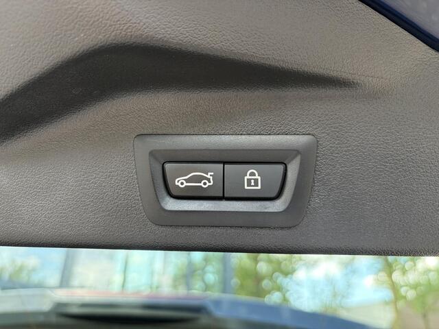 BMW X5 xDrive45e High Executive BOMVOL! | PANO | HARMAN KARDON | LASER LED | ELEK. ACHTER KLEP | ELEK. TREKHAAK | STOELVERWARMING | ELEK. MEM. SEAT | ACHTERUITRIJCAMERA | 22'' VELGEN | RIJKLAAR PRIJS + 12 MND BOVAG GARANTIE |