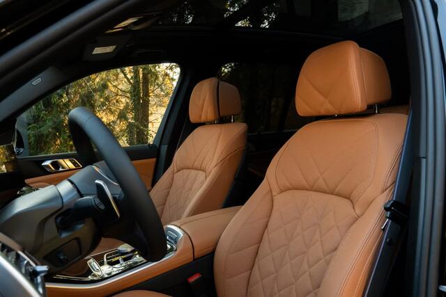 BMW X5 xDrive50e M-SPORT Pro ** LED, COGNAC LEDER, NAVI+, PANO, DR.ASS+, TREKH, 22-invh LMV, LUCHT ** Ex BMW - UNFALLFREI ** ** INFORMEER OOK NAAR ONZE AANTREKKELIJKE FINANCIAL-LEASE TARIEVEN **