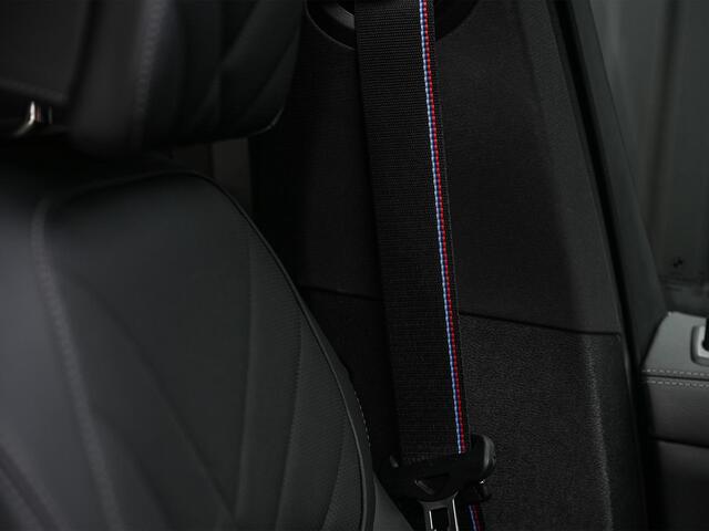 BMW X5 xDrive50e M-Sport Pro | Panoramadak | Achterasbesturing | Massage + Ventilatie | Sky Lounge | 360 Camera | Active Cruise | Harman/Kardon | Iconic Glow | BMW Gesture Control | HUD | Soft Close | Luchtvering | Trekhaak |