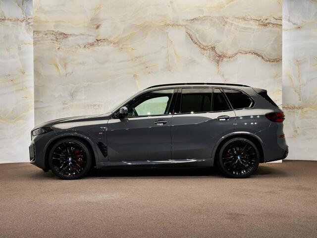 BMW X5 xDrive50e M Sport Pro , Sonderlackierung, SkyLounge pano, 4W-best., B&W, massage, Luchtv., Merino, memory, 22", HUD, tr.haak, privacy, NP147k