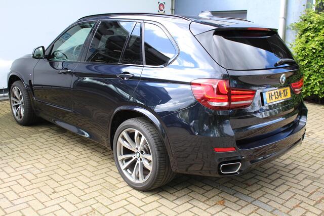 BMW X5 xDrive40d High Executive M-Sport | Panorama dak | Soft close | Head-Up Display | Elektrisch wegklapbare trekhaak | Eletrisch verstelbare stoelen met memory | Harma/Kardon Audiosysteem | Stoelverwarming voor + achter | 360* Camera | Elektrische kofferbakklep | Adaptive cruise | Lane assist | Elektrisch verstelbaar stuurkolom | Keyless entry/start | Dodehoekdetectie | Apple CarPlay/Android Auto |