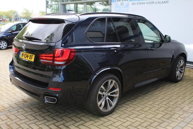 BMW X5 xDrive40d High Executive M-Sport | Panorama dak | Soft close | Head-Up Display | Elektrisch wegklapbare trekhaak | Eletrisch verstelbare stoelen met memory | Harma/Kardon Audiosysteem | Stoelverwarming voor + achter | 360* Camera | Elektrische kofferbakklep | Adaptive cruise | Lane assist | Elektrisch verstelbaar stuurkolom | Keyless entry/start | Dodehoekdetectie | Apple CarPlay/Android Auto |