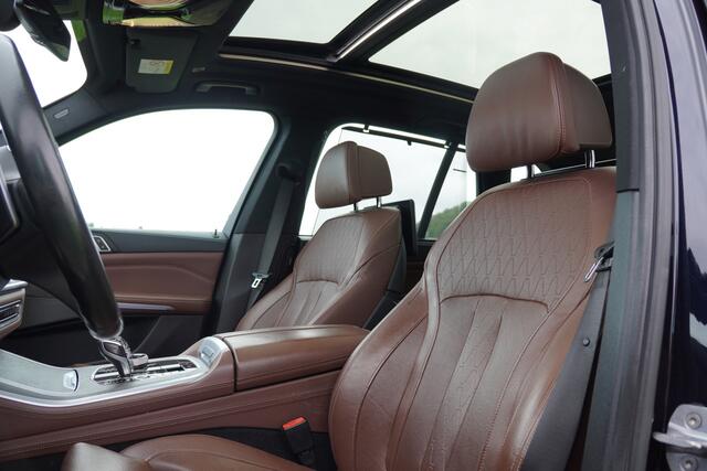 BMW X5 M50d High Executive / Sky Lounge / Rear Seat Ent / Achteras besturing / Trekhaak / Co Pilot / Nappa /