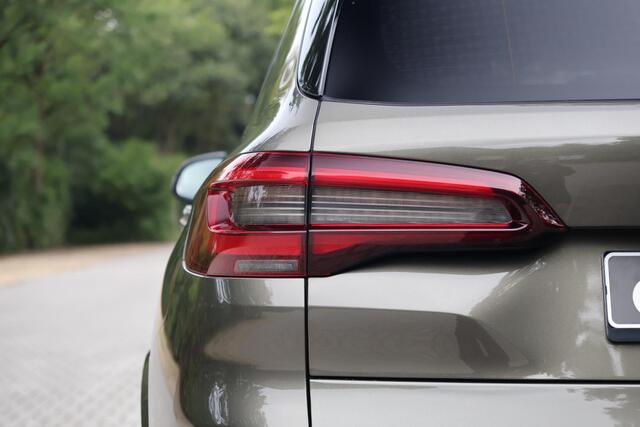 BMW X5 xDrive45e Executive M-Sport | HUD | Adap Cruise | Memory | Elektr. trekhaak | Alarm kl.3 | Stoelverwarming | Sensatec Dashboard | Shadow Line | Etc.