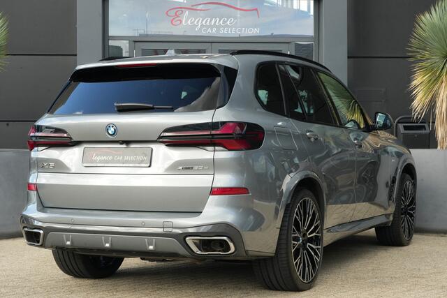 BMW X5 xDrive50e M Sport | 495 PK | PHEV | Pano | HUD | 360° | Softclose BMW X5 xDrive50e M Sport 495 PK Plug-in Hybrid met 3.0 zescilinder benzinemotor en 8-traps automatische transmissie, voorzien van een elektrisch panoramadak, luxe lederen bekleding, Head-Up D