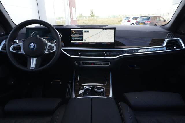 BMW X5 xDrive50e M Sport | 495 PK | PHEV | Pano | HUD | 360° | Softclose BMW X5 xDrive50e M Sport 495 PK Plug-in Hybrid met 3.0 zescilinder benzinemotor en 8-traps automatische transmissie, voorzien van een elektrisch panoramadak, luxe lederen bekleding, Head-Up D