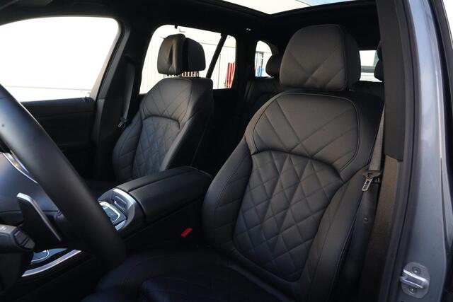 BMW X5 xDrive50e M Sport | 495 PK | PHEV | Pano | HUD | 360° | Softclose BMW X5 xDrive50e M Sport 495 PK Plug-in Hybrid met 3.0 zescilinder benzinemotor en 8-traps automatische transmissie, voorzien van een elektrisch panoramadak, luxe lederen bekleding, Head-Up D
