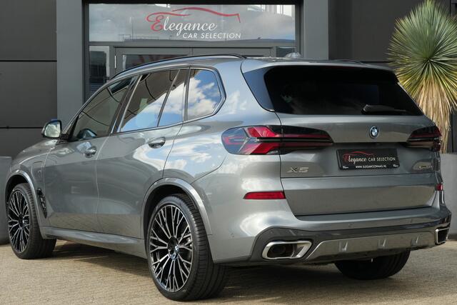 BMW X5 xDrive50e M Sport | 495 PK | PHEV | Pano | HUD | 360° | Softclose BMW X5 xDrive50e M Sport 495 PK Plug-in Hybrid met 3.0 zescilinder benzinemotor en 8-traps automatische transmissie, voorzien van een elektrisch panoramadak, luxe lederen bekleding, Head-Up D