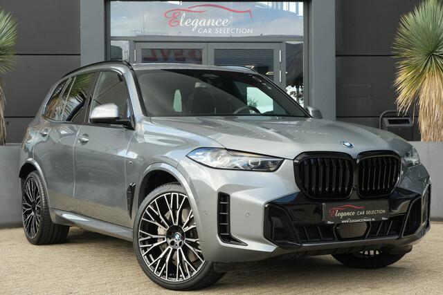 BMW X5 xDrive50e M Sport | 495 PK | PHEV | Pano | HUD | 360° | Softclose BMW X5 xDrive50e M Sport 495 PK Plug-in Hybrid met 3.0 zescilinder benzinemotor en 8-traps automatische transmissie, voorzien van een elektrisch panoramadak, luxe lederen bekleding, Head-Up D