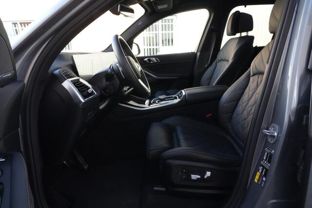 BMW X5 xDrive50e M Sport | 495 PK | PHEV | Pano | HUD | 360° | Softclose BMW X5 xDrive50e M Sport 495 PK Plug-in Hybrid met 3.0 zescilinder benzinemotor en 8-traps automatische transmissie, voorzien van een elektrisch panoramadak, luxe lederen bekleding, Head-Up D