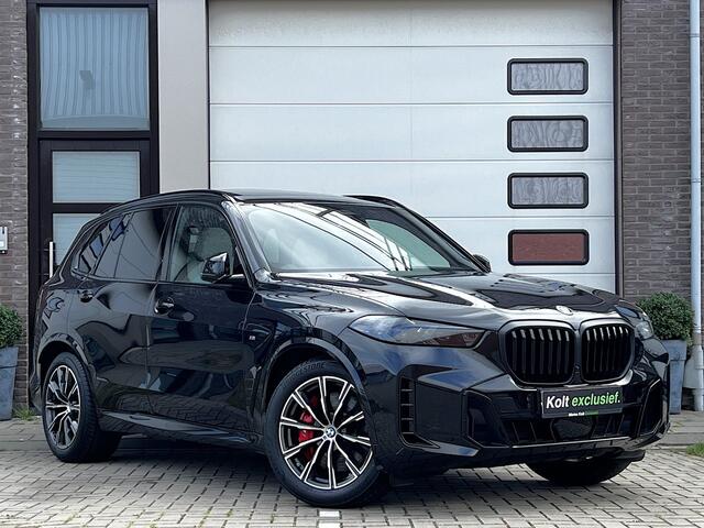 BMW X5 xDrive50e High Executive M Sport | Sky Lounge | Achteras Besturing | BMW Nieren Iconic Glow | Head-UP | Panodak Sky Lounge | Luchtvering | Soft Close | Harman-Kardon | 360 Camera | Trekhaak | Park Assist Prof | Individual Leder Merino | Zwarte Hemel |