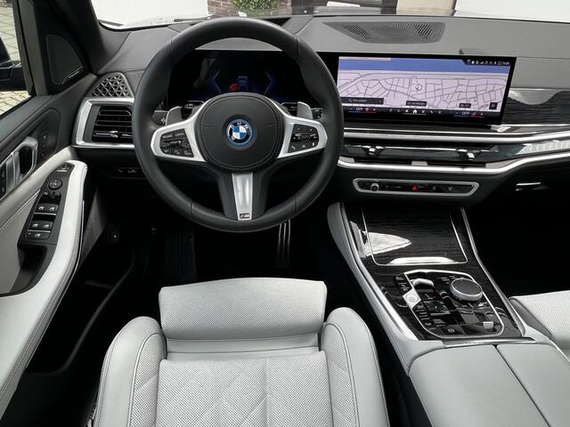 BMW X5 xDrive50e High Executive M Sport | Sky Lounge | Achteras Besturing | BMW Nieren Iconic Glow | Head-UP | Panodak Sky Lounge | Luchtvering | Soft Close | Harman-Kardon | 360 Camera | Trekhaak | Park Assist Prof | Individual Leder Merino | Zwarte Hemel |