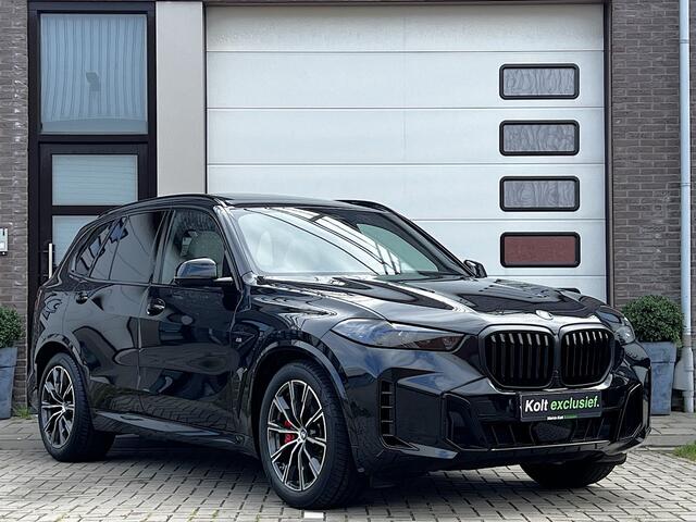 BMW X5 xDrive50e High Executive M Sport | Sky Lounge | Achteras Besturing | BMW Nieren Iconic Glow | Head-UP | Panodak Sky Lounge | Luchtvering | Soft Close | Harman-Kardon | 360 Camera | Trekhaak | Park Assist Prof | Individual Leder Merino | Zwarte Hemel |