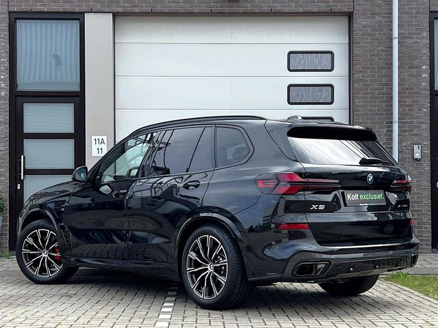 BMW X5 xDrive50e High Executive M Sport | Sky Lounge | Achteras Besturing | BMW Nieren Iconic Glow | Head-UP | Panodak Sky Lounge | Luchtvering | Soft Close | Harman-Kardon | 360 Camera | Trekhaak | Park Assist Prof | Individual Leder Merino | Zwarte Hemel |