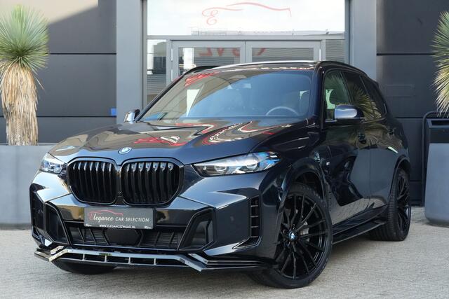 BMW X5 xDrive50e M Sport | 495PK | PANO | BMW X5 xDrive50e M Sport 495 PK Plug-in Hybrid met 3.0 zescilinder benzinemotor en 8-traps automatische transmissie, voorzien van een elektrisch panoramadak, luxe lederen bekleding, Head-Up D