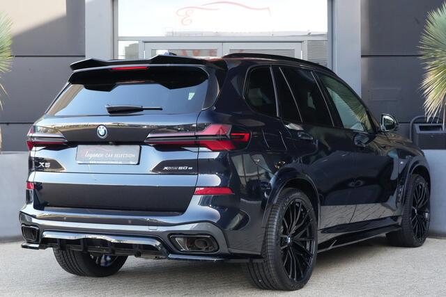 BMW X5 xDrive50e M Sport | 495PK | PANO | BMW X5 xDrive50e M Sport 495 PK Plug-in Hybrid met 3.0 zescilinder benzinemotor en 8-traps automatische transmissie, voorzien van een elektrisch panoramadak, luxe lederen bekleding, Head-Up D