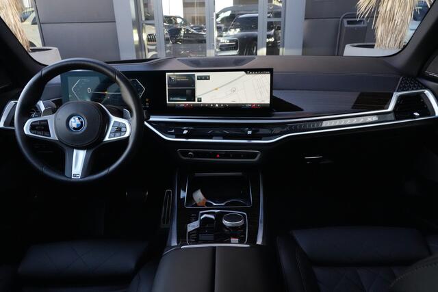 BMW X5 xDrive50e M Sport | 495PK | PANO | BMW X5 xDrive50e M Sport 495 PK Plug-in Hybrid met 3.0 zescilinder benzinemotor en 8-traps automatische transmissie, voorzien van een elektrisch panoramadak, luxe lederen bekleding, Head-Up D