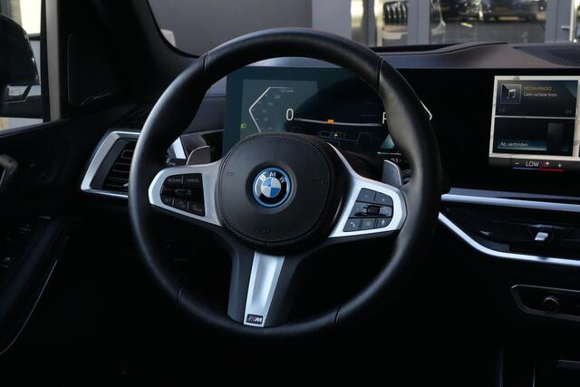 BMW X5 xDrive50e M Sport | 495PK | PANO | BMW X5 xDrive50e M Sport 495 PK Plug-in Hybrid met 3.0 zescilinder benzinemotor en 8-traps automatische transmissie, voorzien van een elektrisch panoramadak, luxe lederen bekleding, Head-Up D