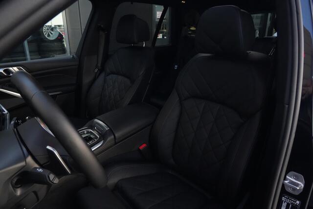 BMW X5 xDrive50e M Sport | 495PK | PANO | BMW X5 xDrive50e M Sport 495 PK Plug-in Hybrid met 3.0 zescilinder benzinemotor en 8-traps automatische transmissie, voorzien van een elektrisch panoramadak, luxe lederen bekleding, Head-Up D