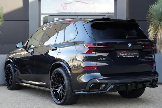BMW X5 xDrive50e M Sport | 495PK | PANO | BMW X5 xDrive50e M Sport 495 PK Plug-in Hybrid met 3.0 zescilinder benzinemotor en 8-traps automatische transmissie, voorzien van een elektrisch panoramadak, luxe lederen bekleding, Head-Up D