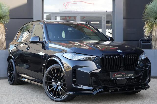 BMW X5 xDrive50e M Sport | 495PK | PANO | BMW X5 xDrive50e M Sport 495 PK Plug-in Hybrid met 3.0 zescilinder benzinemotor en 8-traps automatische transmissie, voorzien van een elektrisch panoramadak, luxe lederen bekleding, Head-Up D