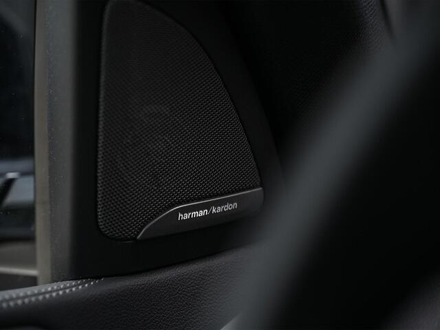 BMW X5 xDrive45e High Executive Panoramadak | M-Performance Seats | NL-Auto | Dealeronderhouden | Carbon Inleg | Active Cruise | Camera | Luchtvering | Memory Seats | Ambiance Interieur | Trekhaak |