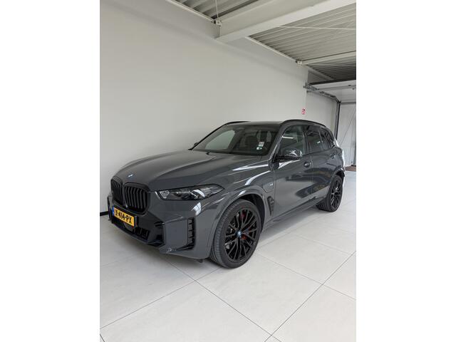 BMW X5 xDrive50e | Individual | 22'' inch | M Sport Pro | Panodak | Comfort Stoelen | Nappa Leder | Dravitgrau | 360 Camera | Soft Close | Trekhaak | Iconic Glow Nieren | Stoel ventilatie | Carbon interieur