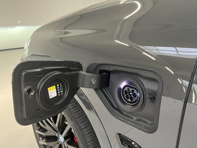 BMW X5 xDrive50e | Individual | 22'' inch | M Sport Pro | Panodak | Comfort Stoelen | Nappa Leder | Dravitgrau | 360 Camera | Soft Close | Trekhaak | Iconic Glow Nieren | Stoel ventilatie | Carbon interieur