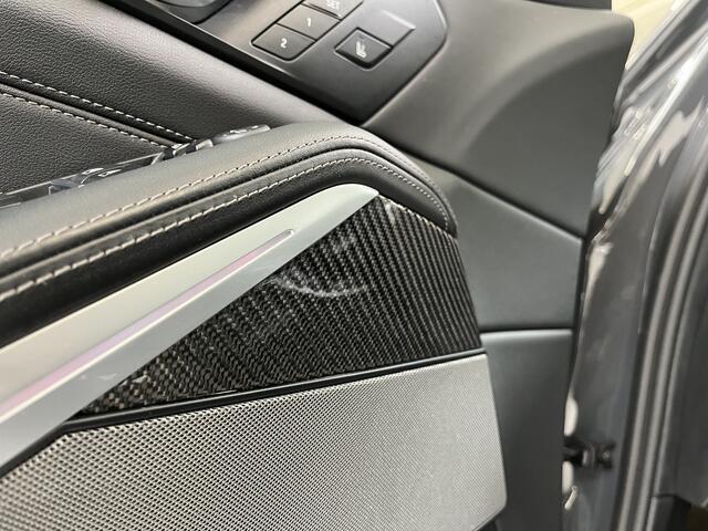 BMW X5 xDrive50e | Individual | 22'' inch | M Sport Pro | Panodak | Comfort Stoelen | Nappa Leder | Dravitgrau | 360 Camera | Soft Close | Trekhaak | Iconic Glow Nieren | Stoel ventilatie | Carbon interieur