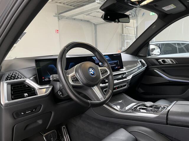 BMW X5 xDrive50e | Individual | 22'' inch | M Sport Pro | Panodak | Comfort Stoelen | Nappa Leder | Dravitgrau | 360 Camera | Soft Close | Trekhaak | Iconic Glow Nieren | Stoel ventilatie | Carbon interieur