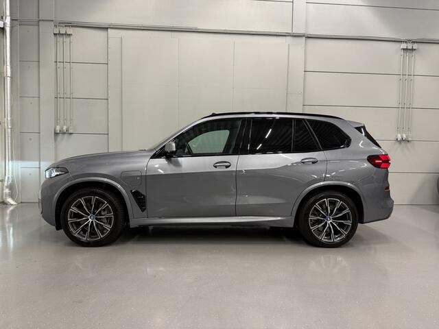 BMW X5 xDrive50e M-Sport SKYSCRAPER/PANO-SKY LOUNGE/TREKHAAK/MERINO LEER COMFORT/LUCHTVERING/H&K/20"M-SPORT/KEYLESS/CAMERA/SHADOW-LINE/NET OH BEURT GEHAD BIJ BMW DEALER/ABSOLUTE NIEUWSTAAT/BTW-AUTO