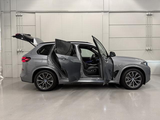 BMW X5 xDrive50e M-Sport SKYSCRAPER/PANO-SKY LOUNGE/TREKHAAK/MERINO LEER COMFORT/LUCHTVERING/H&K/20"M-SPORT/KEYLESS/CAMERA/SHADOW-LINE/NET OH BEURT GEHAD BIJ BMW DEALER/ABSOLUTE NIEUWSTAAT/BTW-AUTO