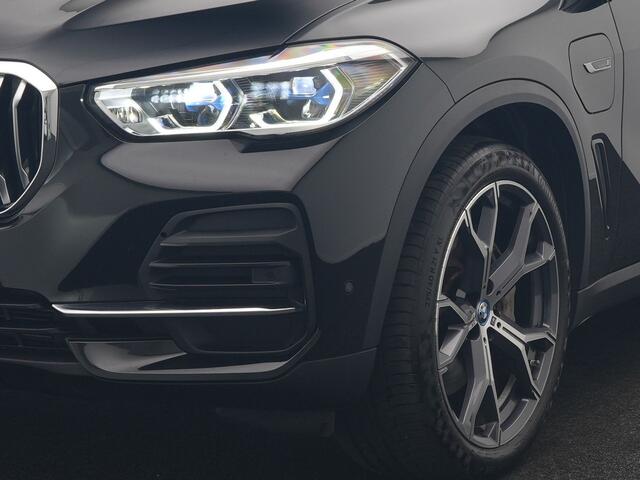 BMW X5 xDrive45e High Executive PHEV 395pk Dealer O.H. | Active Steering | Trekhaak Af Fabriek | Panodak | Luchtvering | Head Up | Adaptive Cruise | 360 Camera | Laser LED | Nappa Lederen Comfortstoelen Memory & Verwarmd | Adaptief Onderstel | Keyless | Sfeerverlichting | Apple Carplay | 21"L.M | Plug In Hybrid |