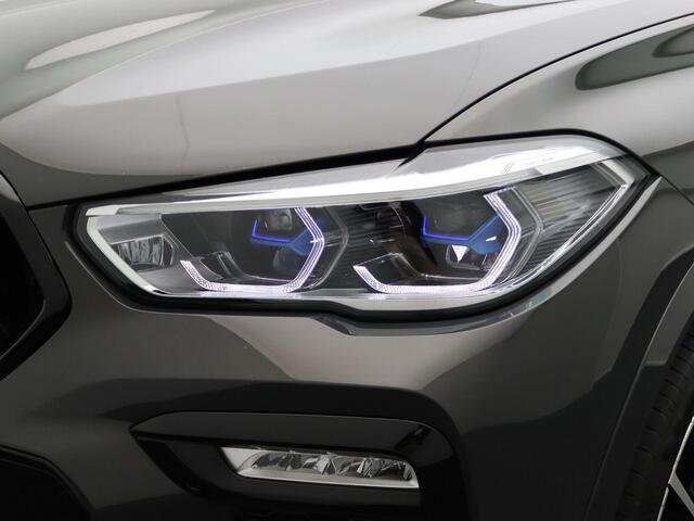 BMW X6 xDrive40i High Executive | M Sportpakket | Trekhaak | Glazen panoramadak Sky Lounge | Comfortstoelen | Head-Up Display | 22"