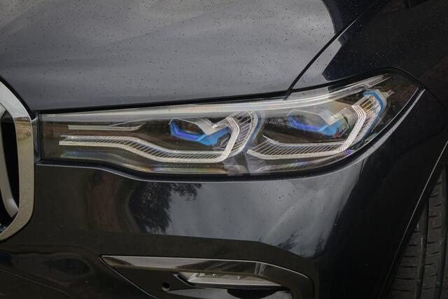 BMW X7 xDrive40i High Executive | 7 ZITS | SKYLOUNGE | ADAPTIVE | LASERLIGHTS | NAPA LEER | TREKHAAK | STOEL & STUURVERWARMING | PRIVACY GLAS | HEAD UP | 360 CAMERA | HARMON & KARDON | SUEDE HEMEL | COMFORT STOELEN | CRYSTAL | SOFTCLOSE |