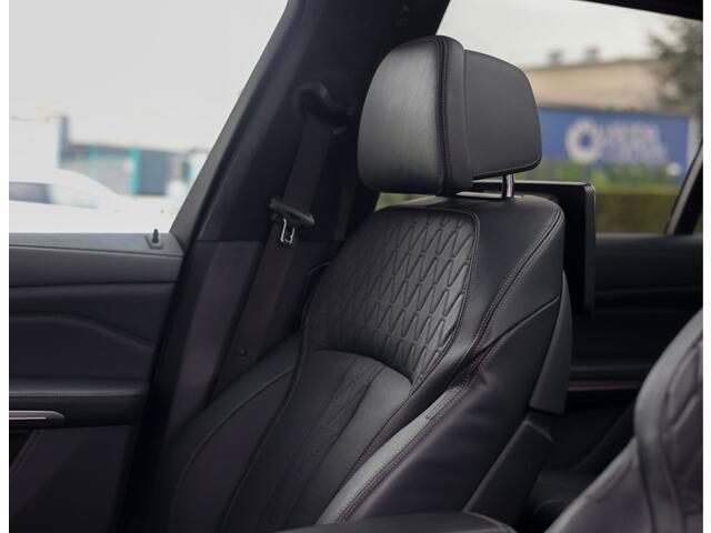 BMW X7 40i xDrive | HUD - Sky Lounge