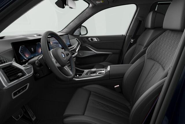 BMW X7 M60i xDrive M-Sport Pro / 23 Inch / 4 Wiel Sturing / Soft-Close / Elektrisch Wegklapbare Trekhaak / Sky Lounge Panorama Dak / Driving Prof / Parking Prof / Bowers & Wilkins / Alcantara Hemel