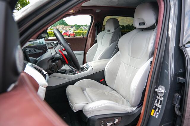 BMW XM 44t M PHEV 30 kWh V8 T 653pk High Exe | M Package | 1 eig | Org NL | Carbon | Bowers & Wilkins Diamond Sound | Individual Volleder +massage | 23" | SportDiff | SoftClose | Adap onderstel | Stoelventilatie |