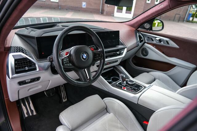 BMW XM 44t M PHEV 30 kWh V8 T 653pk High Exe | M Package | 1 eig | Org NL | Carbon | Bowers & Wilkins Diamond Sound | Individual Volleder +massage | 23" | SportDiff | SoftClose | Adap onderstel | Stoelventilatie |