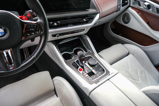 BMW XM 44t M PHEV 30 kWh V8 T 653pk High Exe | M Package | 1 eig | Org NL | Carbon | Bowers & Wilkins Diamond Sound | Individual Volleder +massage | 23" | SportDiff | SoftClose | Adap onderstel | Stoelventilatie |