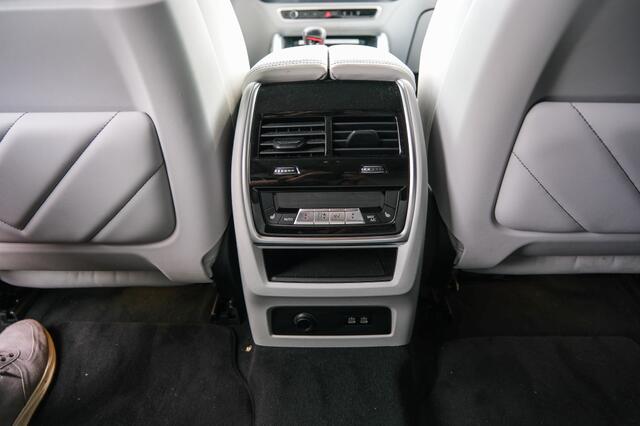 BMW XM 44t M PHEV 30 kWh V8 T 653pk High Exe | M Package | 1 eig | Org NL | Carbon | Bowers & Wilkins Diamond Sound | Individual Volleder +massage | 23" | SportDiff | SoftClose | Adap onderstel | Stoelventilatie |