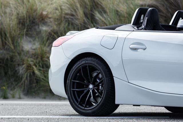 BMW Z4 Roadster sDrive20i M-Sport interieur Kuipstoelen/Navigatie/Virtuele cockpit/Adaptive cruise control/Apple carplay/DAB+/Sfeerverlichting/Lederen bekleding/Stoelverwarming/Stuurverwarming/Parkeersensoren rondom/Draadloos telefoonladen/18 Inch