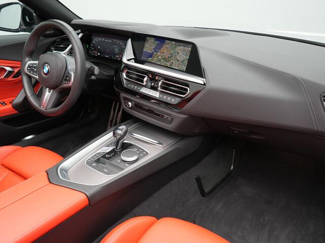 BMW Z4 Roadster M40i M Sport 340pk Dealer O.H. | Adaptive Cruise | Camera | Harman / Kardon | Lederen Sportstoelen Memory & Verwarmd | Adaptief Onderstel | Sfeerverlichting | Stuur Verwarmd | 19"L.M | Apple Carplay | Virtual | Navigatie |
