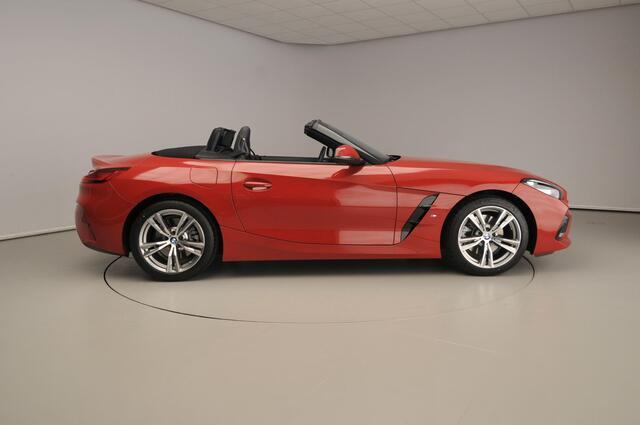 BMW Z4 Roadster sDrive20i | Handgeschakeld !! | LED | Leder | Navigatie | Windscherm | Stoelverwarming | DAB | Hifi speakers | Alu 18 inch