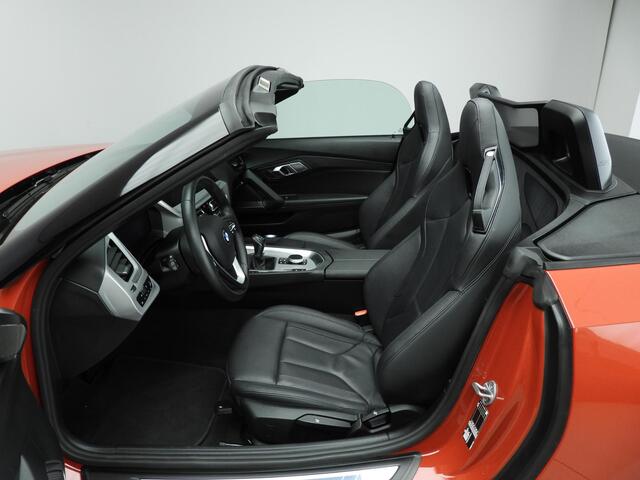 BMW Z4 Roadster sDrive20i | Handgeschakeld !! | LED | Leder | Navigatie | Windscherm | Stoelverwarming | DAB | Hifi speakers | Alu 18 inch