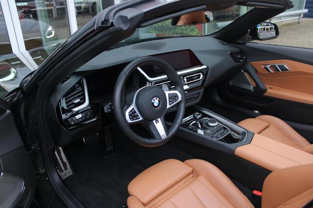 BMW Z4 Roadster sDRIVE 20i 197PK HIGH EXECUTIVE M-SPORT AUTOMAAT | M INTERIEURPAKKET | M EXTERIEURPAKKET | M SPORTSTUUR | HARMAN KARDON | SFEERVERLICHTING IN 11 VERSCHILLENDE KLEUREN |19" VIJFDUBBELSPAAKS M SPORTWIELEN | NAVIGATIE | DRAADLOZE APPLE CARPLAY / ANDROID AUTO | LEDER VERNASCA COGNAC | STOEL / STUUR VERWARMING | ACHTERUITRIJCAMERA | FULL LED KOPLAMPEN | SAFETY PAKKET | DODEHOEK DETECTIE |